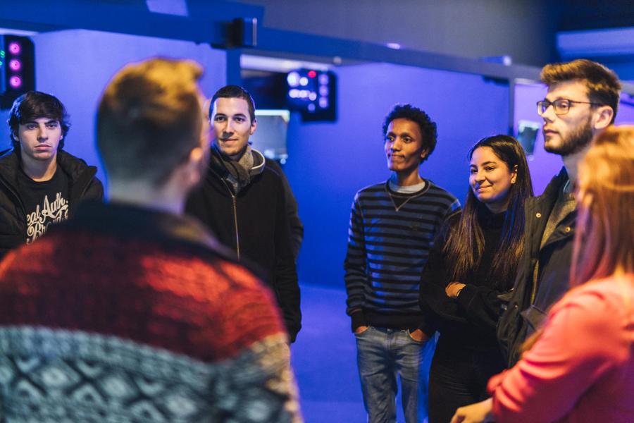 /assets/img/about/backstage/Nov 2019_1574553600/Miysis chez GameOvr-10.jpg